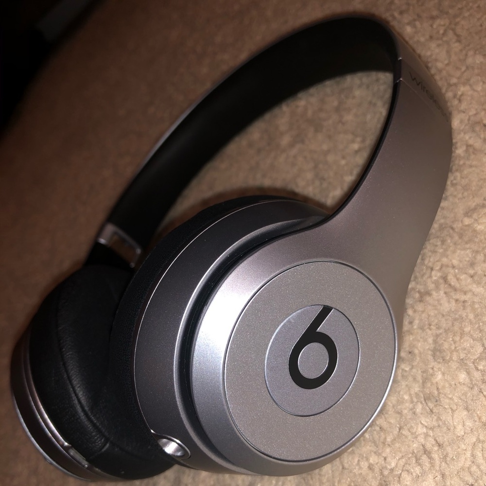 Beats Solo - Wireless Bluetooth